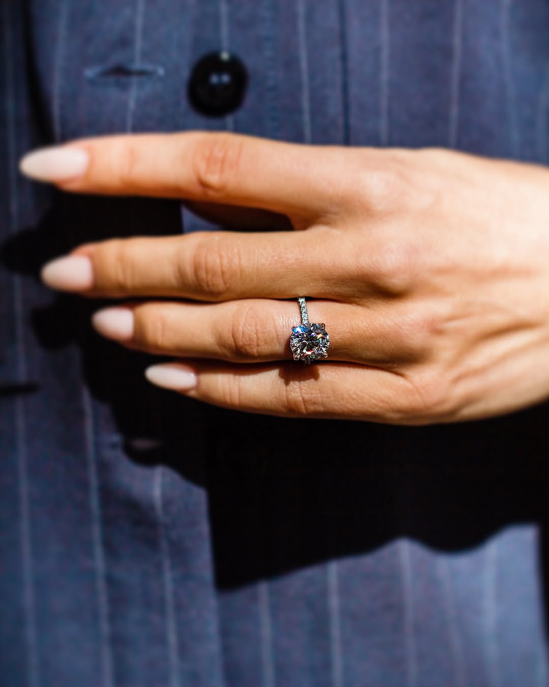 AMOUR (Rund natürlicher Diamant Weissgold mit Pave)