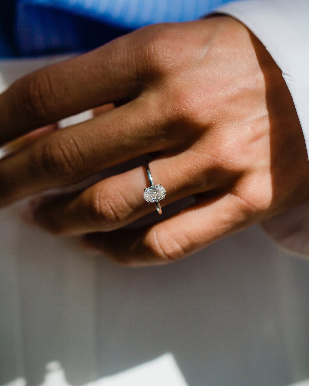 Ovaler Verlobungsring mit 2 Karat Diamant in Roségold – edler Solitär in moderner Fassung, perfekte Wahl für den Verlobungsantrag.