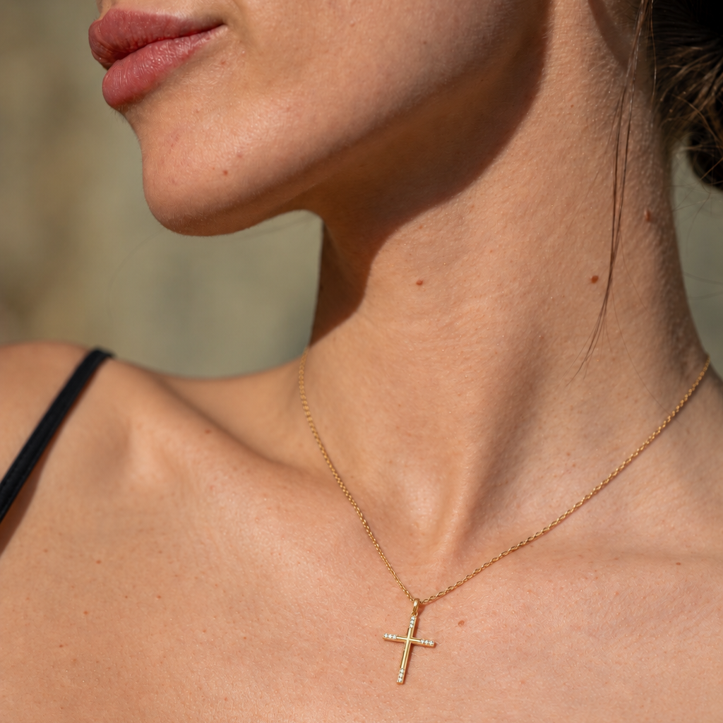 Collier CROIX in Gelbgold – Ansicht 2 | NÓIR Diamonds
