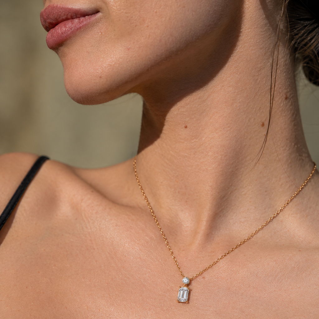 Collier ÉCLAT Emerald in Gelbgold – Ansicht 2 | NÓIR Diamonds