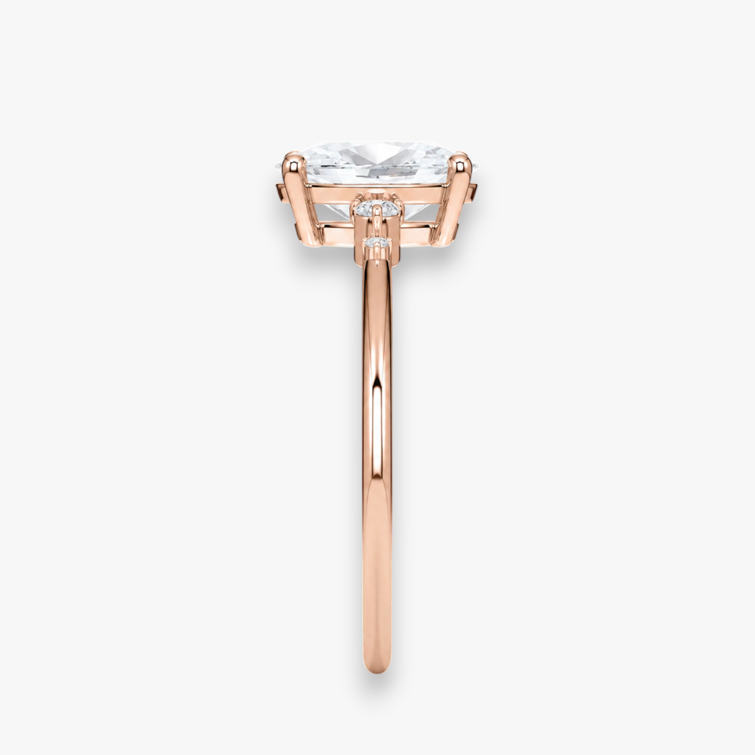 Detailaufnahme des CASCADE Diamantrings in Roségold – ovaler Mittelstein mit abgestufter Seitenstein-Fassung, Antragsring von NÓIR Diamonds