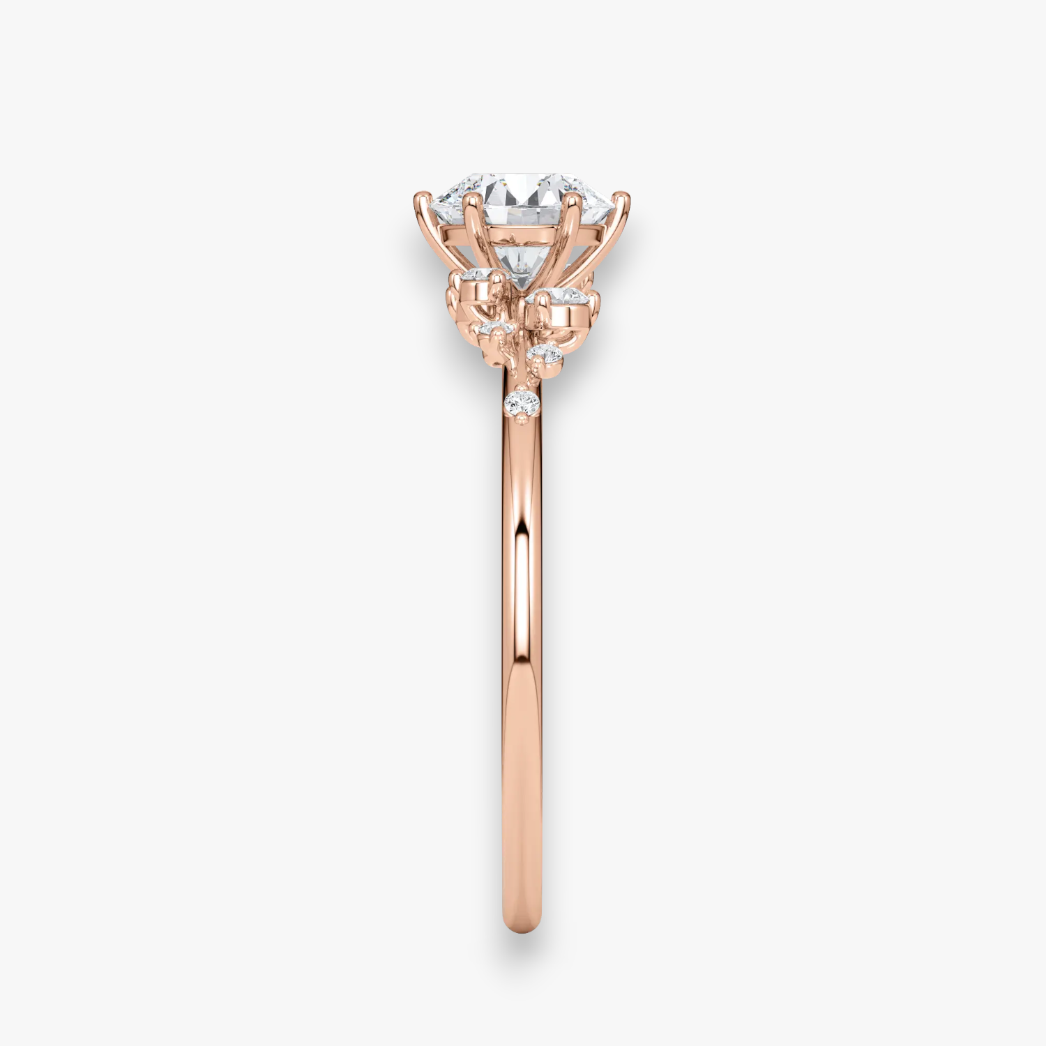 Seitenansicht des STARLIGHT Diamantrings in Roségold – erhöhter runder Mittelstein mit Cluster-Fassung, Antragsring von NÓIR Diamonds