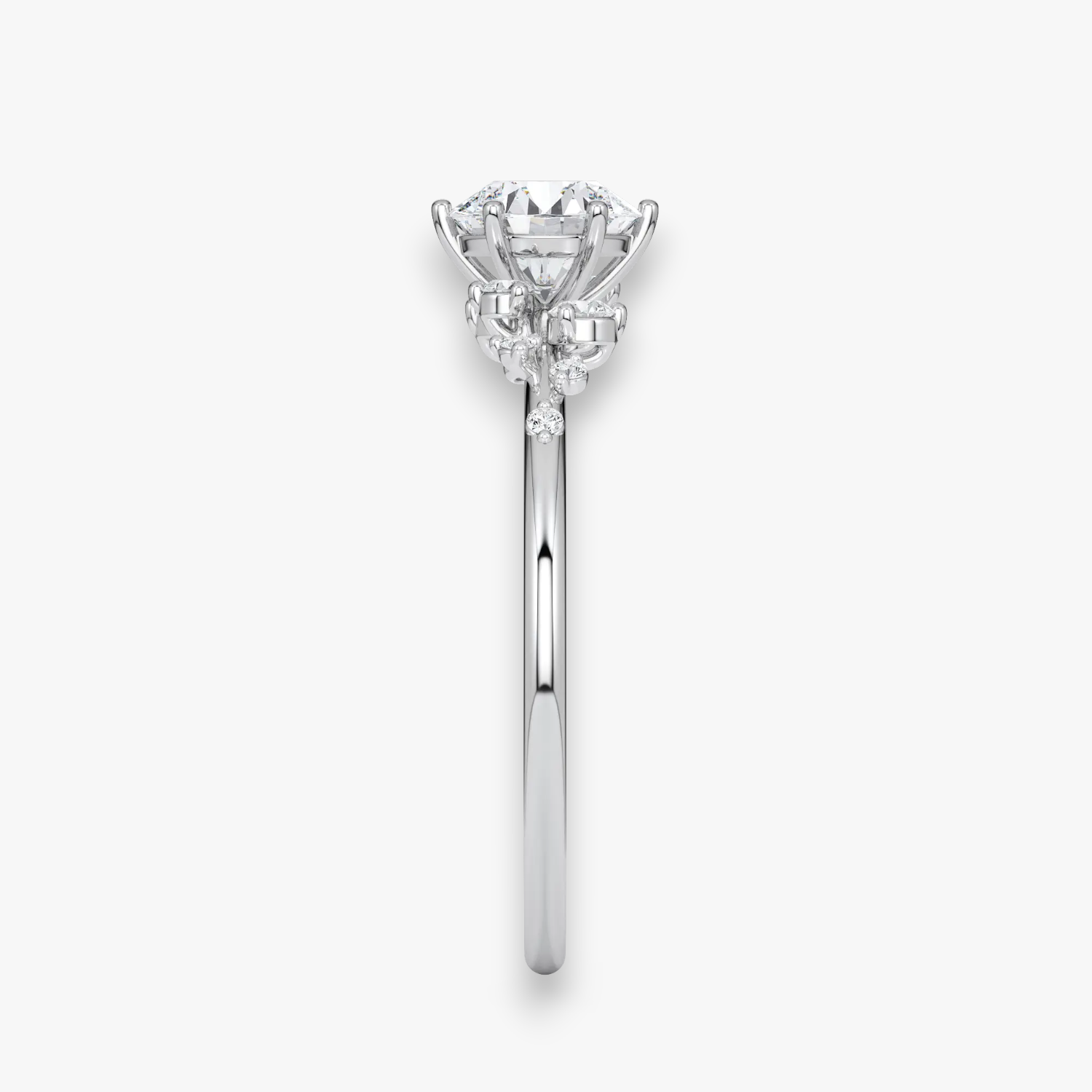 Seitenansicht des STARLIGHT Diamantrings in Weissgold bzw. Platin – runder Mittelstein in Cluster-Fassung, Antragsring von NÓIR Diamonds