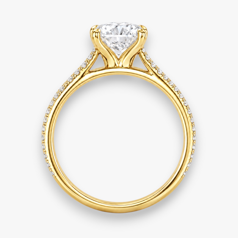 VITRA Solitär-Verlobungsring in Gelbgold mit Diamant-Pavé, Frontalansicht – NÓIR Diamonds