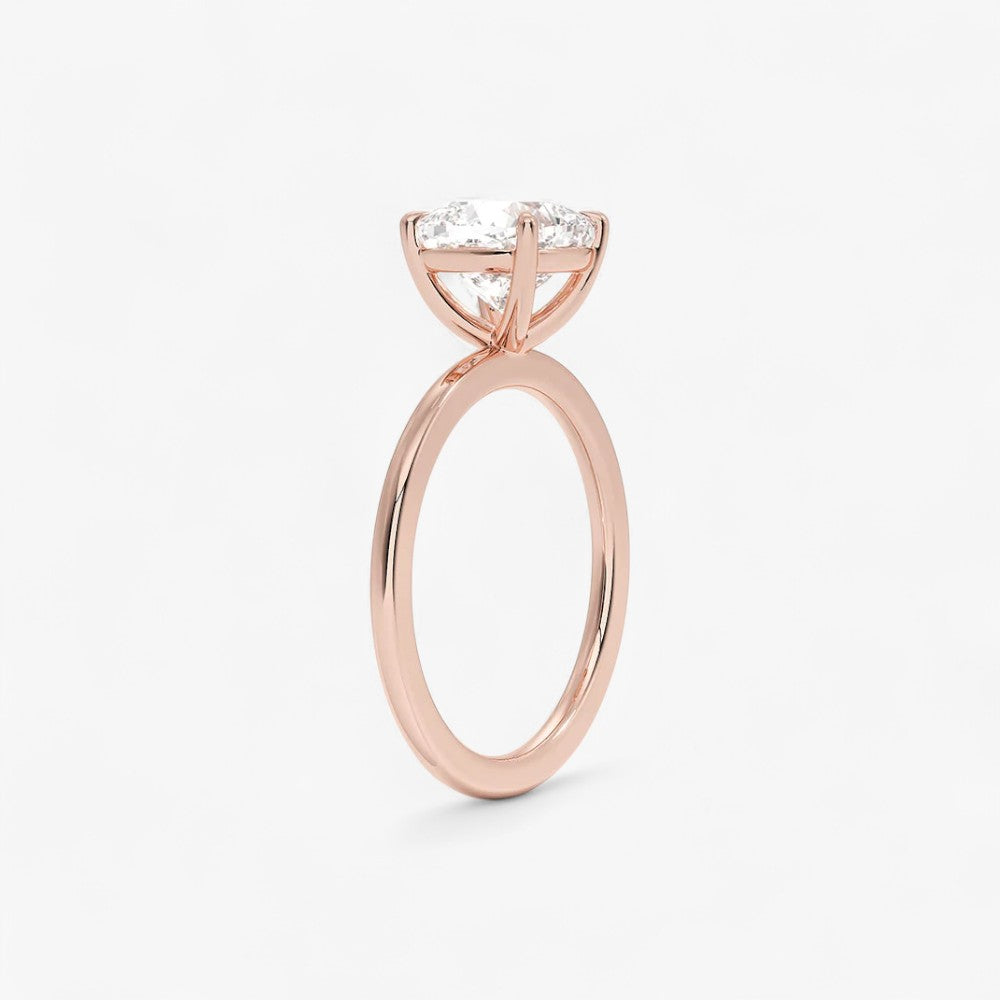 Verlobungsring mit 2 Karat Diamant in 18 Karat Roségold – klassische Seitenansicht der Solitär-Fassung, elegantes und zeitloses Design für den perfekten Heiratsantrag
