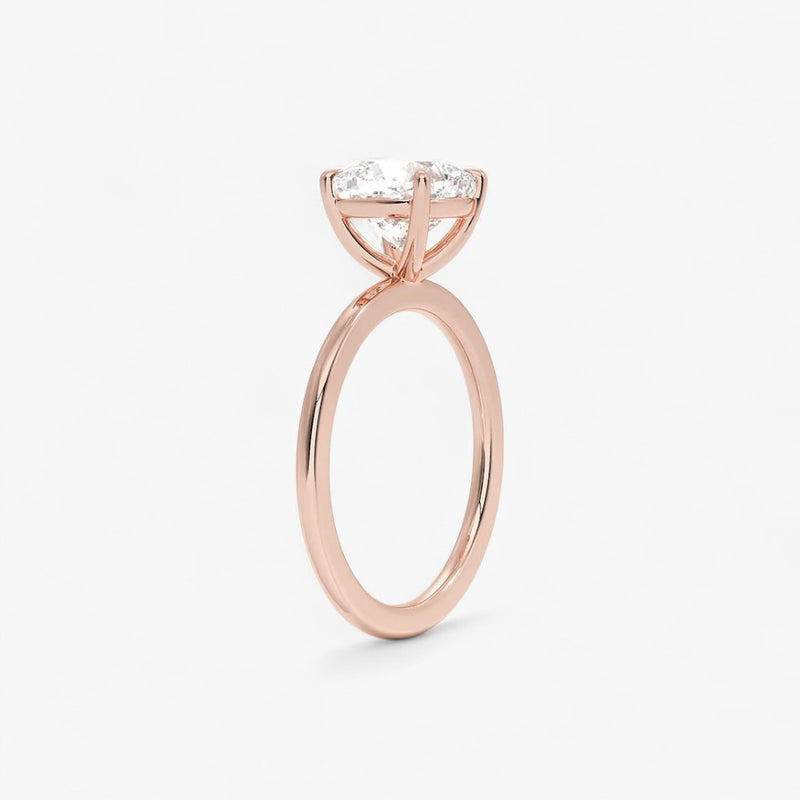 Verlobungsring mit 2 Karat Diamant in 18 Karat Roségold – klassische Seitenansicht der Solitär-Fassung, elegantes und zeitloses Design für den perfekten Heiratsantrag