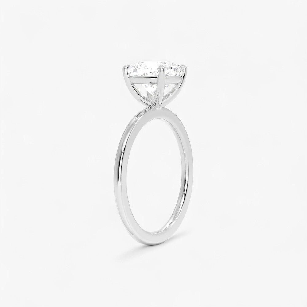 Verlobungsring mit 2 Karat Diamant in 950 Platin – klassische Seitenansicht der Solitär-Fassung, elegantes und zeitloses Design für den perfekten Heiratsantrag
