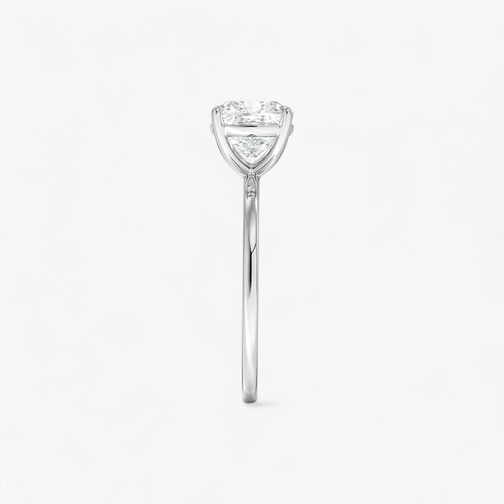 Verlobungsring mit 2 Karat Diamant in 950 Platin – klassische Seitenansicht der Solitär-Fassung, elegantes und zeitloses Design für den perfekten Heiratsantrag