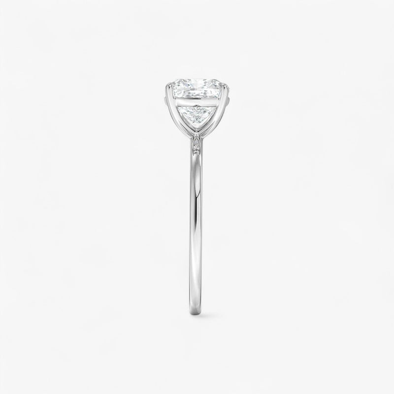 Verlobungsring mit 2 Karat Diamant in 950 Platin – klassische Seitenansicht der Solitär-Fassung, elegantes und zeitloses Design für den perfekten Heiratsantrag