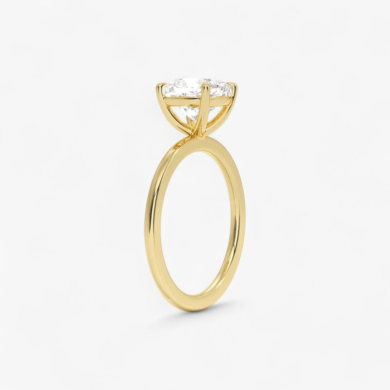 Verlobungsring mit 2 Karat Diamant in 18 Karat Gelbgold – klassische Seitenansicht der Solitär-Fassung, elegantes und zeitloses Design für den perfekten Heiratsantrag