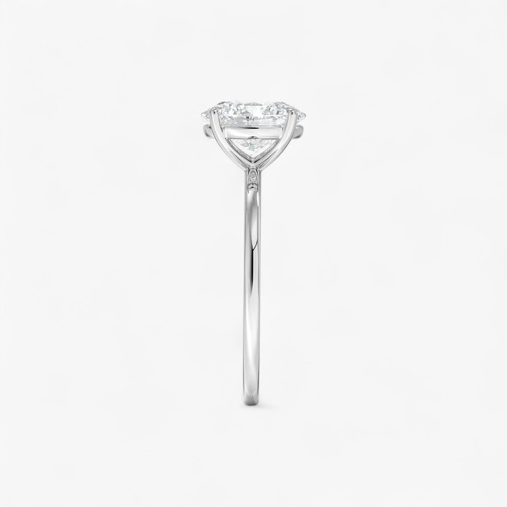 Ovaler Verlobungsring mit 2 Karat Diamant in Weissgold – edler Solitär in moderner Fassung, perfekte Wahl für den Verlobungsantrag.