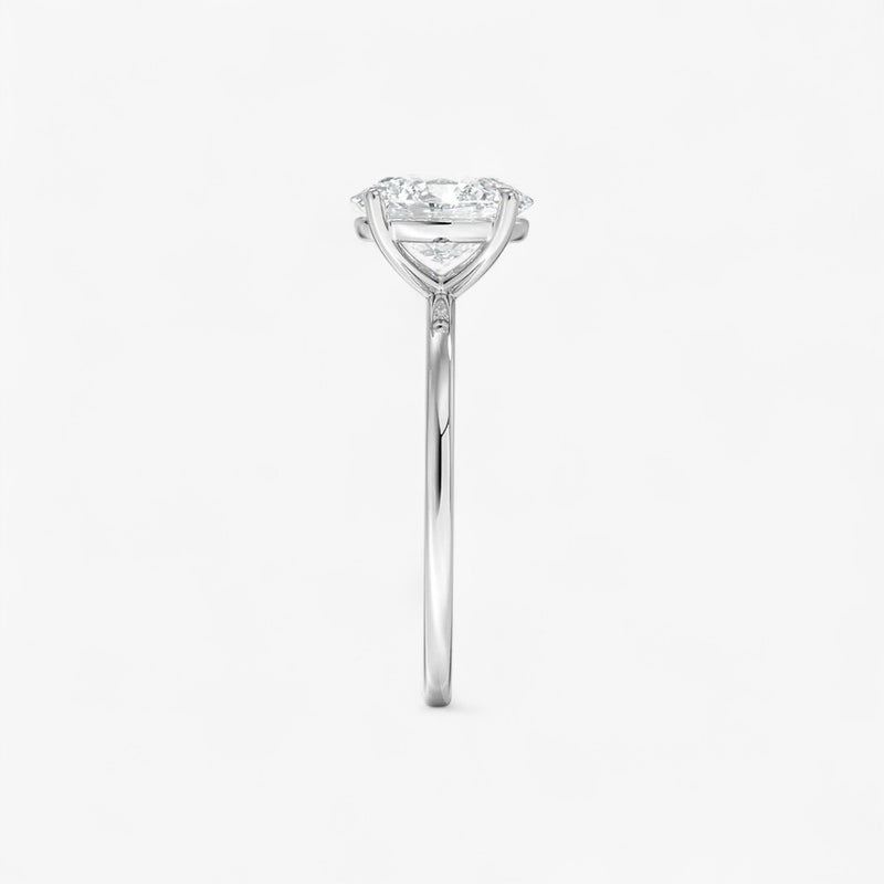 Ovaler Verlobungsring mit 2 Karat Diamant in Weissgold – edler Solitär in moderner Fassung, perfekte Wahl für den Verlobungsantrag.