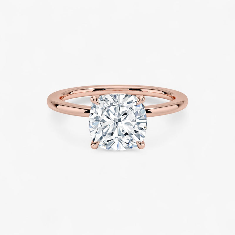 Verlobungsring mit 2 Karat Diamant in 18 Karat Roségold – klassische Seitenansicht der Solitär-Fassung, elegantes und zeitloses Design für den perfekten Heiratsantrag