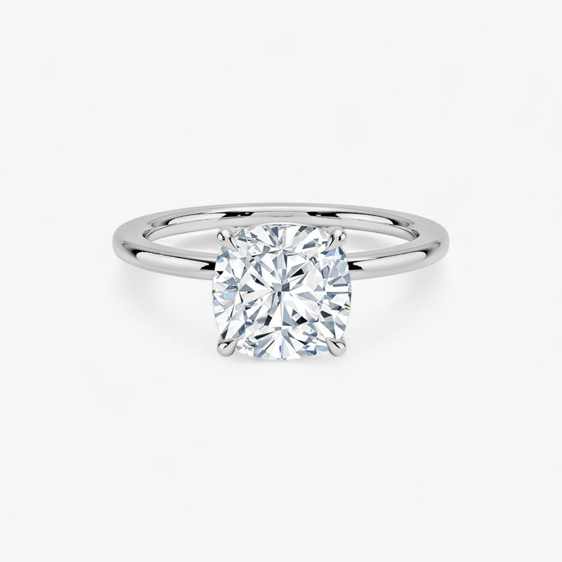Verlobungsring mit 2 Karat Diamant in 950 Platin – klassische Seitenansicht der Solitär-Fassung, elegantes und zeitloses Design für den perfekten Heiratsantrag
