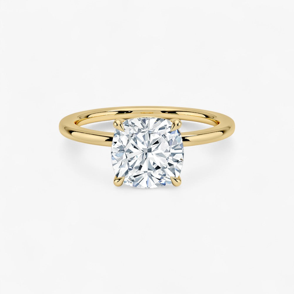 Verlobungsring mit 2 Karat Diamant in 18 Karat Gelbgold – klassische Seitenansicht der Solitär-Fassung, elegantes und zeitloses Design für den perfekten Heiratsantrag