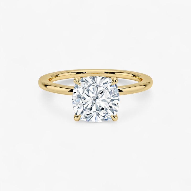 Verlobungsring mit 2 Karat Diamant in 18 Karat Gelbgold – klassische Seitenansicht der Solitär-Fassung, elegantes und zeitloses Design für den perfekten Heiratsantrag