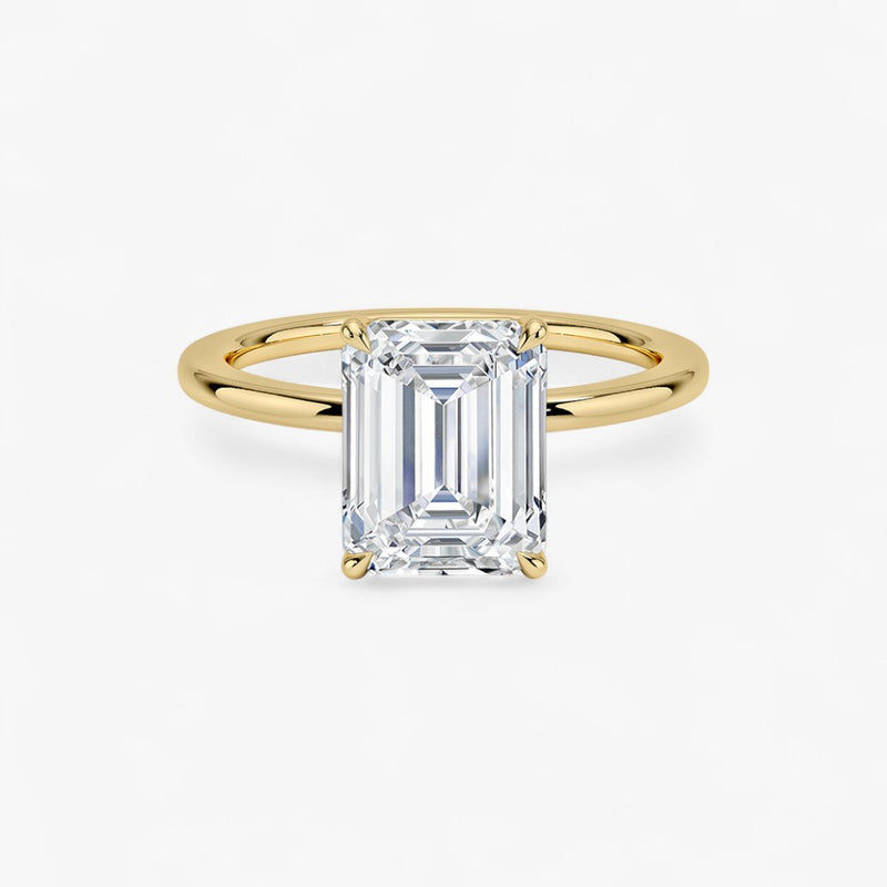 Verlobungsring mit 2 Karat Smaragdschliff-Diamant in Gelbgold – eleganter Solitärring mit rechteckigem Schliff, ideal für stilvolle Heiratsanträge.