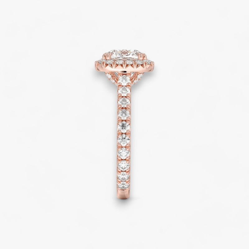 Exklusiver Diamantring aus Rosegold mit einem 2-Karat Cushion LabGrown geschliffenen Diamanten, umgeben von einem eleganten Pavé-Halo-Design. Luxuriöser Verlobungsring mit brillantem Steinfunkeln und hochwertiger Handwerkskunst – perfekt für Hochzeitsanträge. Premium-Schmuck für anspruchsvolle Kunden, geeignet für besondere Anlässe.