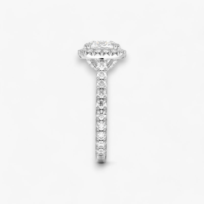 Exklusiver Diamantring aus Platin mit einem 2-Karat Cushion LabGrown geschliffenen Diamanten, umgeben von einem eleganten Pavé-Halo-Design. Luxuriöser Verlobungsring mit brillantem Steinfunkeln und hochwertiger Handwerkskunst – perfekt für Hochzeitsanträge. Premium-Schmuck für anspruchsvolle Kunden, geeignet für besondere Anlässe.