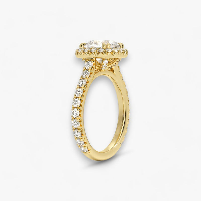 Exklusiver Diamantring aus Gelbgold mit einem 2-Karat Cushion LabGrown geschliffenen Diamanten, umgeben von einem eleganten Pavé-Halo-Design. Luxuriöser Verlobungsring mit brillantem Steinfunkeln und hochwertiger Handwerkskunst – perfekt für Hochzeitsanträge. Premium-Schmuck für anspruchsvolle Kunden, geeignet für besondere Anlässe.