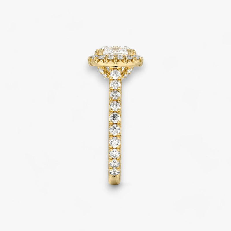 Exklusiver Diamantring aus Gelbgold mit einem 2-Karat Cushion LabGrown geschliffenen Diamanten, umgeben von einem eleganten Pavé-Halo-Design. Luxuriöser Verlobungsring mit brillantem Steinfunkeln und hochwertiger Handwerkskunst – perfekt für Hochzeitsanträge. Premium-Schmuck für anspruchsvolle Kunden, geeignet für besondere Anlässe.