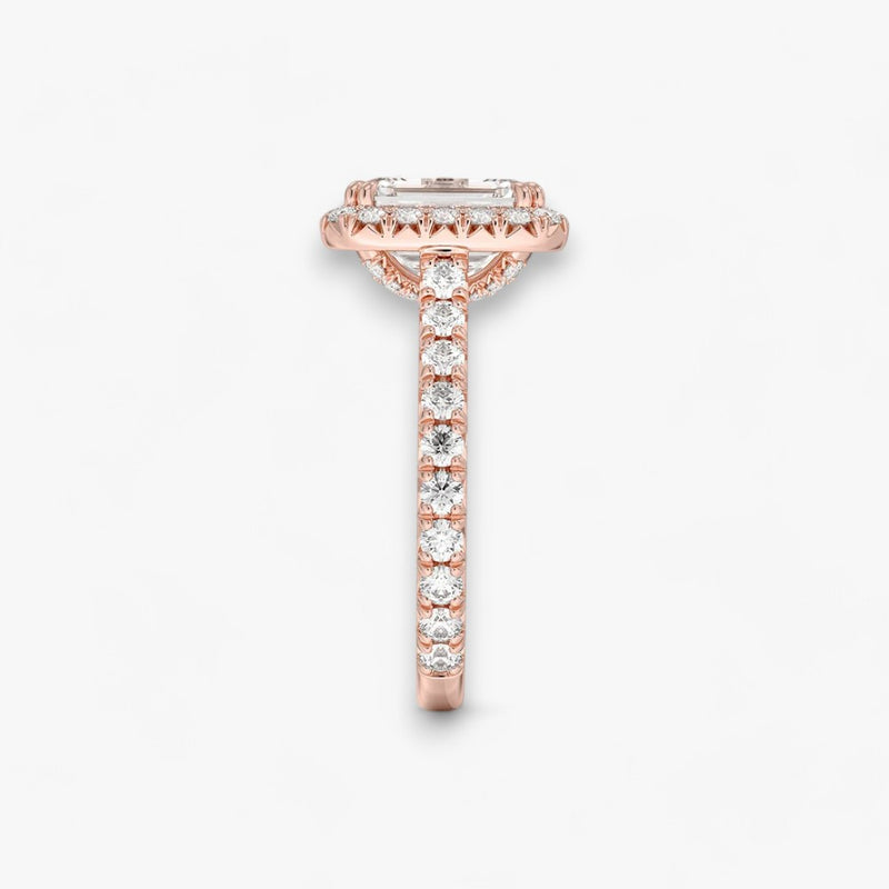 Exklusiver Diamantring aus Rosegold mit einem 2-Karat Emerald LabGrown geschliffenen Diamanten, umgeben von einem eleganten Pavé-Halo-Design. Luxuriöser Verlobungsring mit brillantem Steinfunkeln und hochwertiger Handwerkskunst – perfekt für Hochzeitsanträge. Premium-Schmuck für anspruchsvolle Kunden, geeignet für besondere Anlässe.