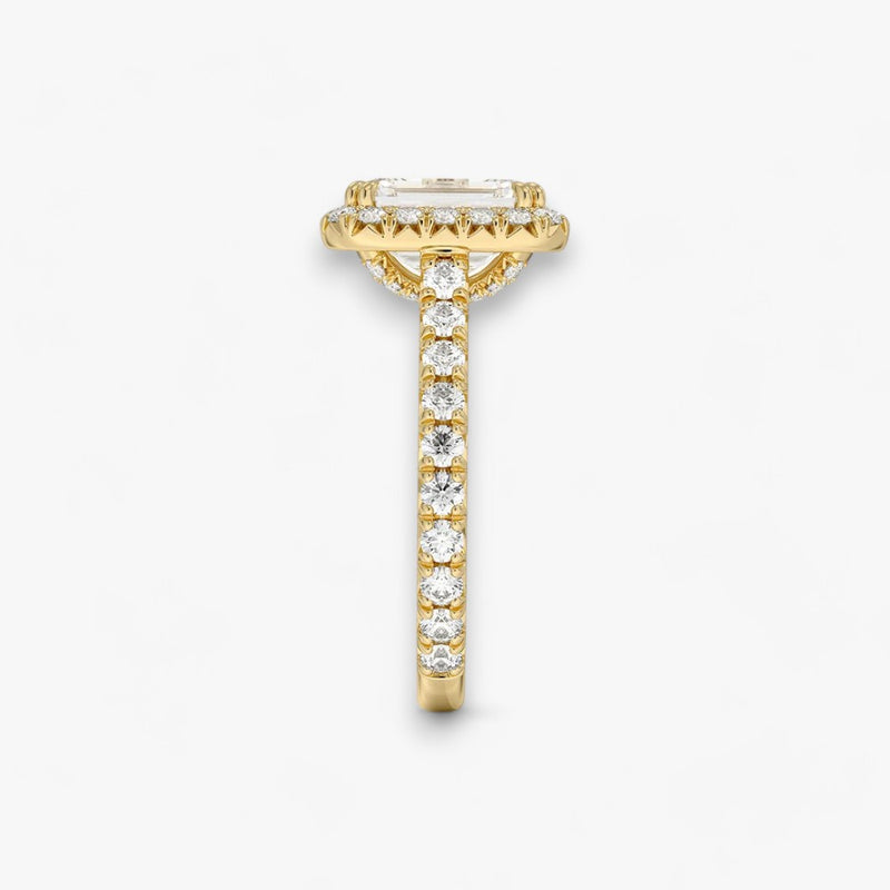 Exklusiver Diamantring aus Gelbgold mit einem 2-Karat Emerald LabGrown geschliffenen Diamanten, umgeben von einem eleganten Pavé-Halo-Design. Luxuriöser Verlobungsring mit brillantem Steinfunkeln und hochwertiger Handwerkskunst – perfekt für Hochzeitsanträge. Premium-Schmuck für anspruchsvolle Kunden, geeignet für besondere Anlässe.