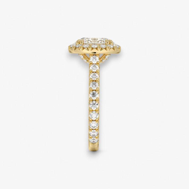 Exklusiver Diamantring aus Gelbgold mit einem 2-Karat Oval LabGrown geschliffenen Diamanten, umgeben von einem eleganten Pavé-Halo-Design. Luxuriöser Verlobungsring mit brillantem Steinfunkeln und hochwertiger Handwerkskunst – perfekt für Hochzeitsanträge. Premium-Schmuck für anspruchsvolle Kunden, geeignet für besondere Anlässe.