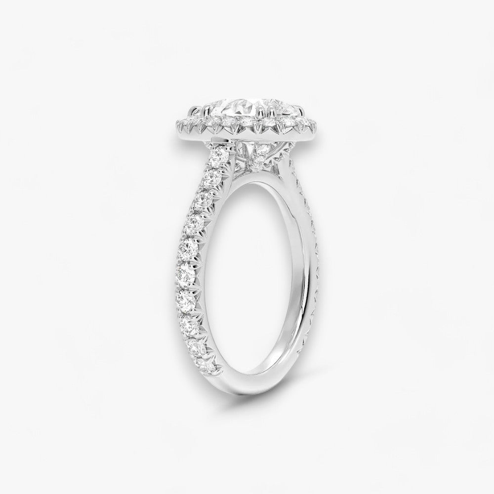 Exklusiver Diamantring aus Weissgold mit einem 2-Karat Tropfen LabGrown geschliffenen Diamanten, umgeben von einem eleganten Pavé-Halo-Design. Luxuriöser Verlobungsring mit brillantem Steinfunkeln und hochwertiger Handwerkskunst – perfekt für Hochzeitsanträge. Premium-Schmuck für anspruchsvolle Kunden, geeignet für besondere Anlässe.