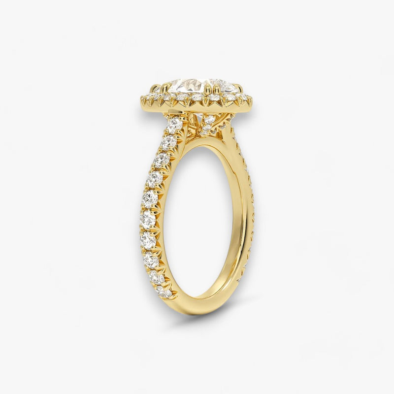 Exklusiver Diamantring aus Gelbgold mit einem 2-Karat Tropfen LabGrown geschliffenen Diamanten, umgeben von einem eleganten Pavé-Halo-Design. Luxuriöser Verlobungsring mit brillantem Steinfunkeln und hochwertiger Handwerkskunst – perfekt für Hochzeitsanträge. Premium-Schmuck für anspruchsvolle Kunden, geeignet für besondere Anlässe.