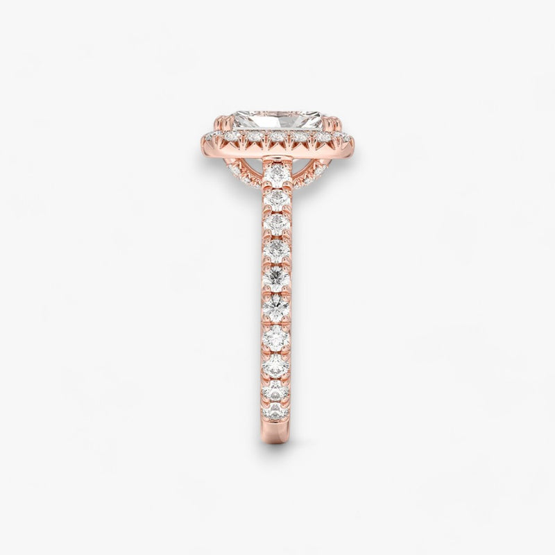 Exklusiver Diamantring aus Rosegold mit einem 2-Karat Radiant LabGrown geschliffenen Diamanten, umgeben von einem eleganten Pavé-Halo-Design. Luxuriöser Verlobungsring mit brillantem Steinfunkeln und hochwertiger Handwerkskunst – perfekt für Hochzeitsanträge. Premium-Schmuck für anspruchsvolle Kunden, geeignet für besondere Anlässe.