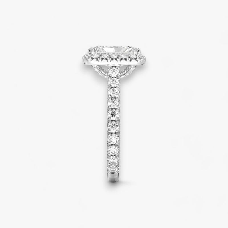 Exklusiver Diamantring aus Platin mit einem 2-Karat Radiant LabGrown geschliffenen Diamanten, umgeben von einem eleganten Pavé-Halo-Design. Luxuriöser Verlobungsring mit brillantem Steinfunkeln und hochwertiger Handwerkskunst – perfekt für Hochzeitsanträge. Premium-Schmuck für anspruchsvolle Kunden, geeignet für besondere Anlässe.