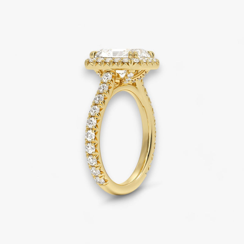Exklusiver Diamantring aus Gelbgold mit einem 2-Karat Radiant LabGrown geschliffenen Diamanten, umgeben von einem eleganten Pavé-Halo-Design. Luxuriöser Verlobungsring mit brillantem Steinfunkeln und hochwertiger Handwerkskunst – perfekt für Hochzeitsanträge. Premium-Schmuck für anspruchsvolle Kunden, geeignet für besondere Anlässe.