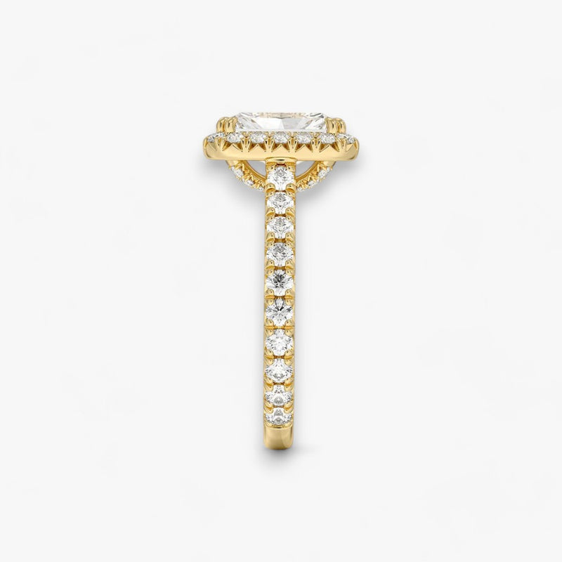 Exklusiver Diamantring aus Gelbgold mit einem 2-Karat Radiant LabGrown geschliffenen Diamanten, umgeben von einem eleganten Pavé-Halo-Design. Luxuriöser Verlobungsring mit brillantem Steinfunkeln und hochwertiger Handwerkskunst – perfekt für Hochzeitsanträge. Premium-Schmuck für anspruchsvolle Kunden, geeignet für besondere Anlässe.