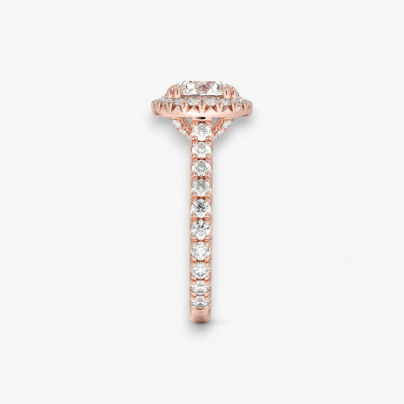 Exklusiver Diamantring aus Rosegold mit einem 2-Karat Rund LabGrown geschliffenen Diamanten, umgeben von einem eleganten Pavé-Halo-Design. Luxuriöser Verlobungsring mit brillantem Steinfunkeln und hochwertiger Handwerkskunst – perfekt für Hochzeitsanträge. Premium-Schmuck für anspruchsvolle Kunden, geeignet für besondere Anlässe.