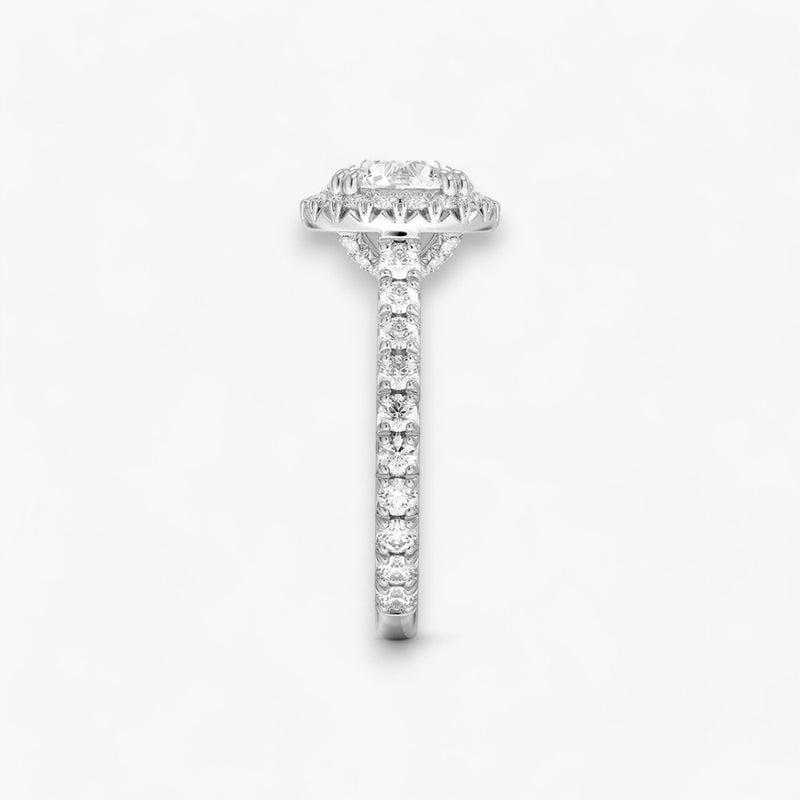 Exklusiver Diamantring aus Weissgold mit einem 2-Karat Rund LabGrown geschliffenen Diamanten, umgeben von einem eleganten Pavé-Halo-Design. Luxuriöser Verlobungsring mit brillantem Steinfunkeln und hochwertiger Handwerkskunst – perfekt für Hochzeitsanträge. Premium-Schmuck für anspruchsvolle Kunden, geeignet für besondere Anlässe.