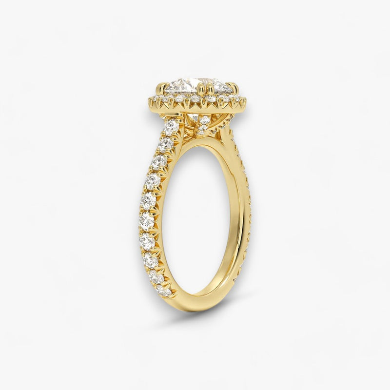 Exklusiver Diamantring aus Gelbgold mit einem 2-Karat Rund LabGrown geschliffenen Diamanten, umgeben von einem eleganten Pavé-Halo-Design. Luxuriöser Verlobungsring mit brillantem Steinfunkeln und hochwertiger Handwerkskunst – perfekt für Hochzeitsanträge. Premium-Schmuck für anspruchsvolle Kunden, geeignet für besondere Anlässe.