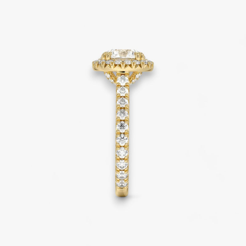 Exklusiver Diamantring aus Gelbgold mit einem 2-Karat Rund LabGrown geschliffenen Diamanten, umgeben von einem eleganten Pavé-Halo-Design. Luxuriöser Verlobungsring mit brillantem Steinfunkeln und hochwertiger Handwerkskunst – perfekt für Hochzeitsanträge. Premium-Schmuck für anspruchsvolle Kunden, geeignet für besondere Anlässe.