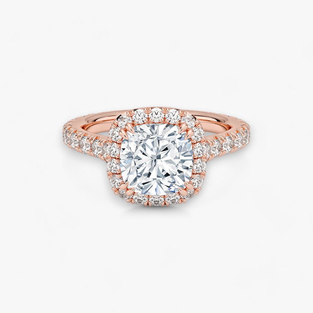 Exklusiver Diamantring aus Rosegold mit einem 2-Karat Cushion LabGrown geschliffenen Diamanten, umgeben von einem eleganten Pavé-Halo-Design. Luxuriöser Verlobungsring mit brillantem Steinfunkeln und hochwertiger Handwerkskunst – perfekt für Hochzeitsanträge. Premium-Schmuck für anspruchsvolle Kunden, geeignet für besondere Anlässe.
