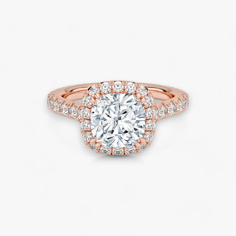 Exklusiver Diamantring aus Rosegold mit einem 2-Karat Cushion LabGrown geschliffenen Diamanten, umgeben von einem eleganten Pavé-Halo-Design. Luxuriöser Verlobungsring mit brillantem Steinfunkeln und hochwertiger Handwerkskunst – perfekt für Hochzeitsanträge. Premium-Schmuck für anspruchsvolle Kunden, geeignet für besondere Anlässe.