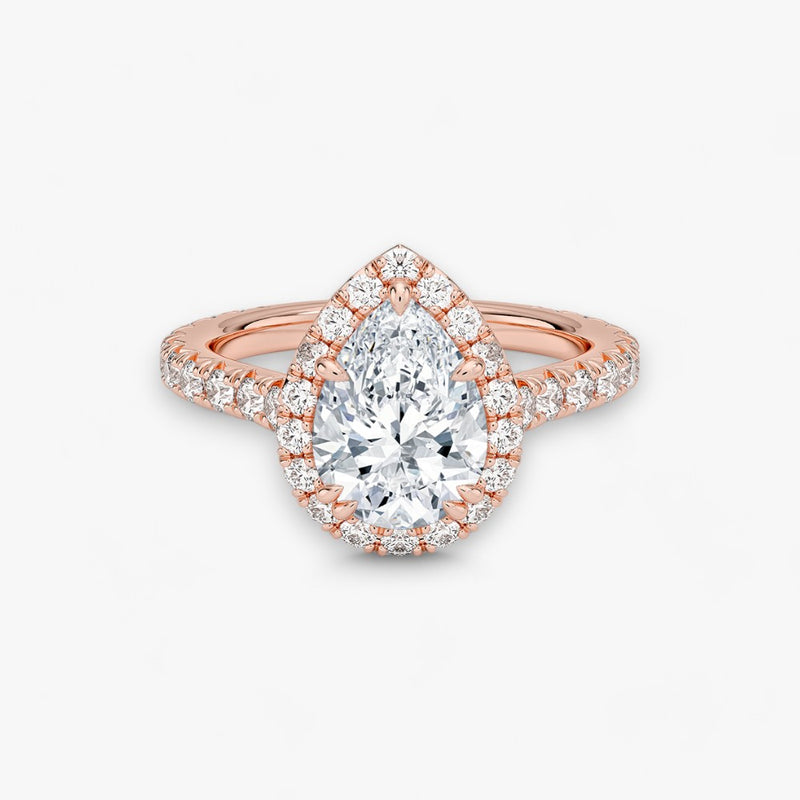 Exklusiver Diamantring aus Rosegold mit einem 2-Karat Tropfen LabGrown geschliffenen Diamanten, umgeben von einem eleganten Pavé-Halo-Design. Luxuriöser Verlobungsring mit brillantem Steinfunkeln und hochwertiger Handwerkskunst – perfekt für Hochzeitsanträge. Premium-Schmuck für anspruchsvolle Kunden, geeignet für besondere Anlässe.