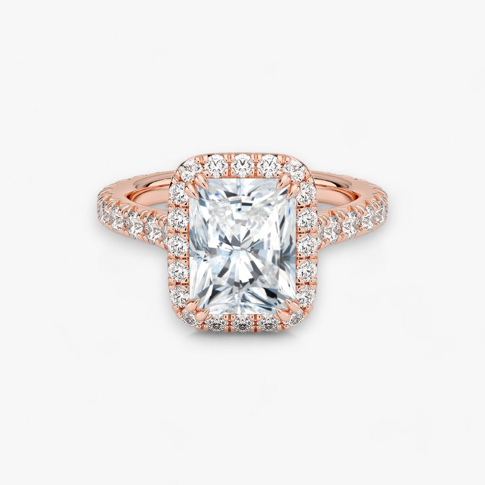 Exklusiver Diamantring aus Rosegold mit einem 2-Karat Radiant LabGrown geschliffenen Diamanten, umgeben von einem eleganten Pavé-Halo-Design. Luxuriöser Verlobungsring mit brillantem Steinfunkeln und hochwertiger Handwerkskunst – perfekt für Hochzeitsanträge. Premium-Schmuck für anspruchsvolle Kunden, geeignet für besondere Anlässe.