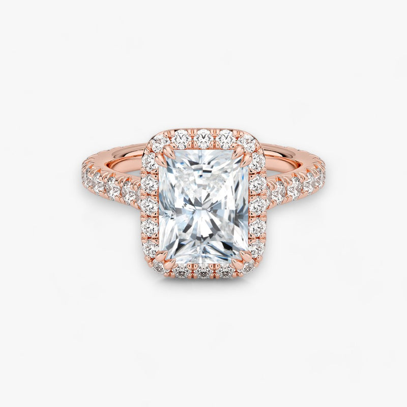 Exklusiver Diamantring aus Rosegold mit einem 2-Karat Radiant LabGrown geschliffenen Diamanten, umgeben von einem eleganten Pavé-Halo-Design. Luxuriöser Verlobungsring mit brillantem Steinfunkeln und hochwertiger Handwerkskunst – perfekt für Hochzeitsanträge. Premium-Schmuck für anspruchsvolle Kunden, geeignet für besondere Anlässe.