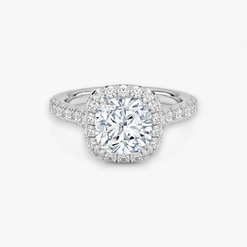 Exklusiver Diamantring aus Platin mit einem 2-Karat Cushion LabGrown geschliffenen Diamanten, umgeben von einem eleganten Pavé-Halo-Design. Luxuriöser Verlobungsring mit brillantem Steinfunkeln und hochwertiger Handwerkskunst – perfekt für Hochzeitsanträge. Premium-Schmuck für anspruchsvolle Kunden, geeignet für besondere Anlässe.