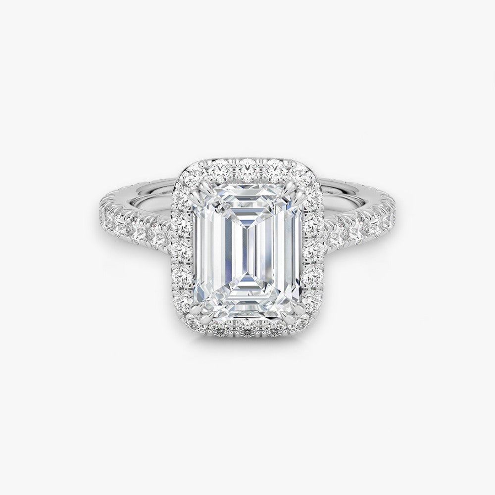 Exklusiver Diamantring aus Weissgold mit einem 2-Karat Emerald LabGrown geschliffenen Diamanten, umgeben von einem eleganten Pavé-Halo-Design. Luxuriöser Verlobungsring mit brillantem Steinfunkeln und hochwertiger Handwerkskunst – perfekt für Hochzeitsanträge. Premium-Schmuck für anspruchsvolle Kunden, geeignet für besondere Anlässe.