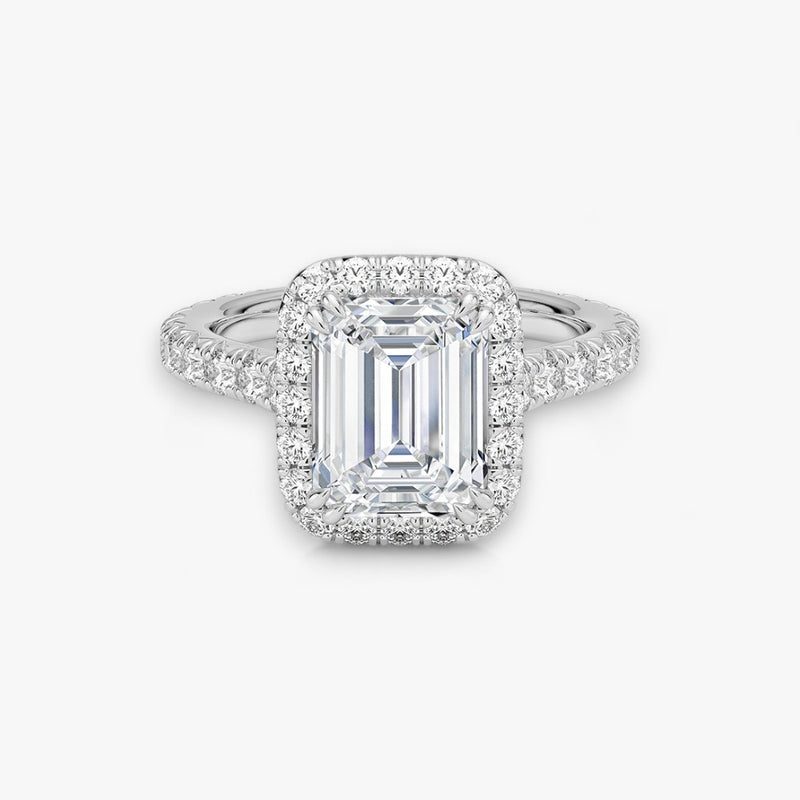 Exklusiver Diamantring aus Weissgold mit einem 2-Karat Emerald LabGrown geschliffenen Diamanten, umgeben von einem eleganten Pavé-Halo-Design. Luxuriöser Verlobungsring mit brillantem Steinfunkeln und hochwertiger Handwerkskunst – perfekt für Hochzeitsanträge. Premium-Schmuck für anspruchsvolle Kunden, geeignet für besondere Anlässe.