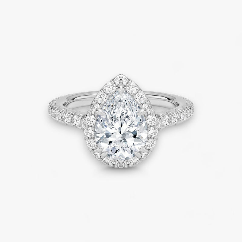 Exklusiver Diamantring aus Weissgold mit einem 2-Karat Tropfen LabGrown geschliffenen Diamanten, umgeben von einem eleganten Pavé-Halo-Design. Luxuriöser Verlobungsring mit brillantem Steinfunkeln und hochwertiger Handwerkskunst – perfekt für Hochzeitsanträge. Premium-Schmuck für anspruchsvolle Kunden, geeignet für besondere Anlässe.