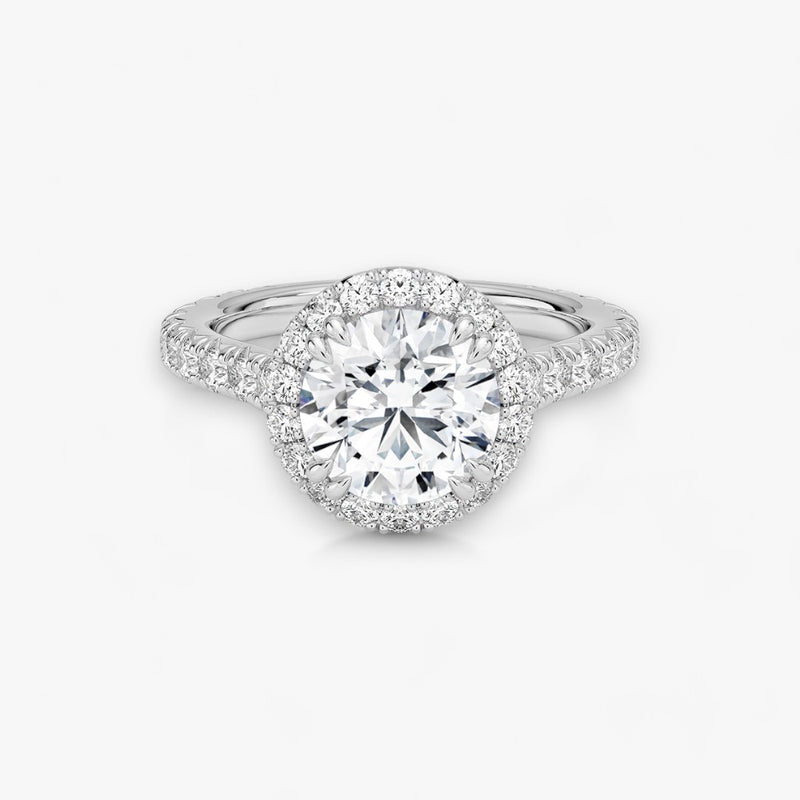 Exklusiver Diamantring aus Weissgold mit einem 2-Karat Rund LabGrown geschliffenen Diamanten, umgeben von einem eleganten Pavé-Halo-Design. Luxuriöser Verlobungsring mit brillantem Steinfunkeln und hochwertiger Handwerkskunst – perfekt für Hochzeitsanträge. Premium-Schmuck für anspruchsvolle Kunden, geeignet für besondere Anlässe.