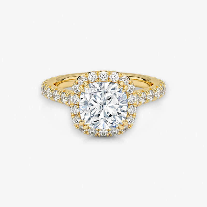 Exklusiver Diamantring aus Gelbgold mit einem 2-Karat Cushion LabGrown geschliffenen Diamanten, umgeben von einem eleganten Pavé-Halo-Design. Luxuriöser Verlobungsring mit brillantem Steinfunkeln und hochwertiger Handwerkskunst – perfekt für Hochzeitsanträge. Premium-Schmuck für anspruchsvolle Kunden, geeignet für besondere Anlässe.