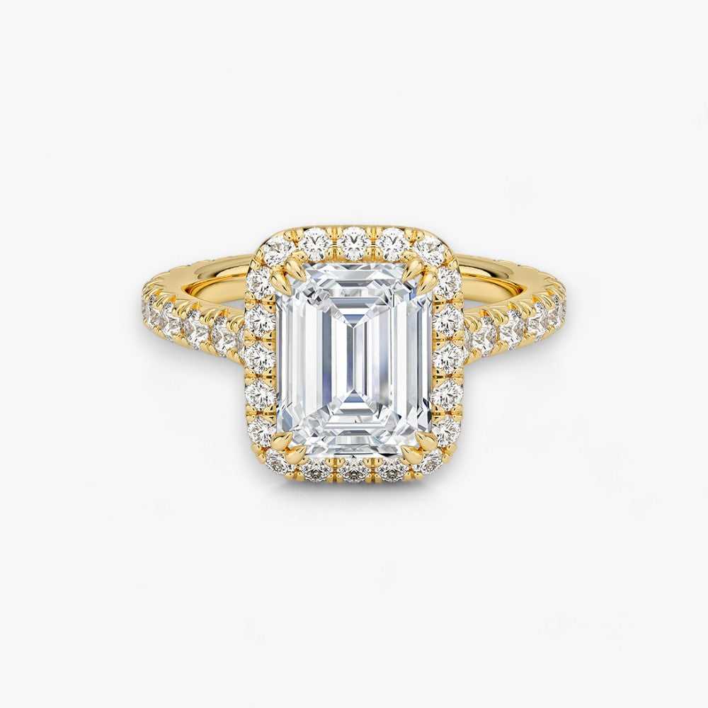 Exklusiver Diamantring aus Gelbgold mit einem 2-Karat Emerald LabGrown geschliffenen Diamanten, umgeben von einem eleganten Pavé-Halo-Design. Luxuriöser Verlobungsring mit brillantem Steinfunkeln und hochwertiger Handwerkskunst – perfekt für Hochzeitsanträge. Premium-Schmuck für anspruchsvolle Kunden, geeignet für besondere Anlässe.